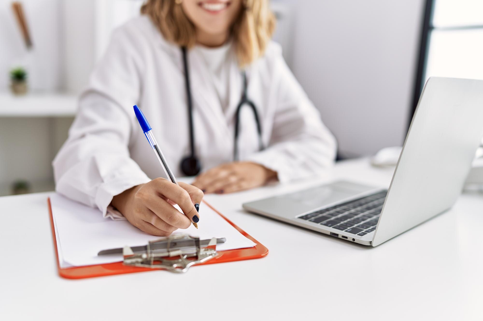 Doctor wearing doctor's stethoscope working in clinic